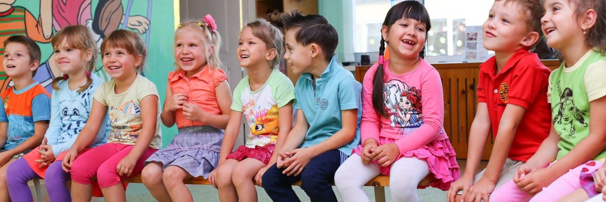 Vorschulkinder sitzen in einem Sitzkreis